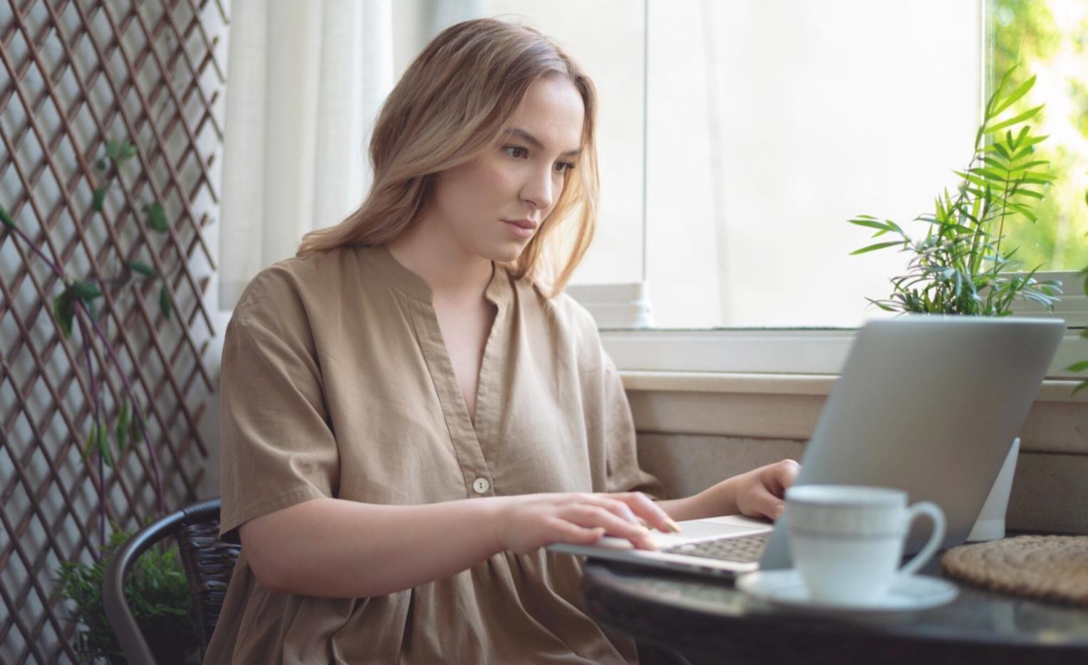 Beratungsgespräch über Finanzplanung am Schreibtisch