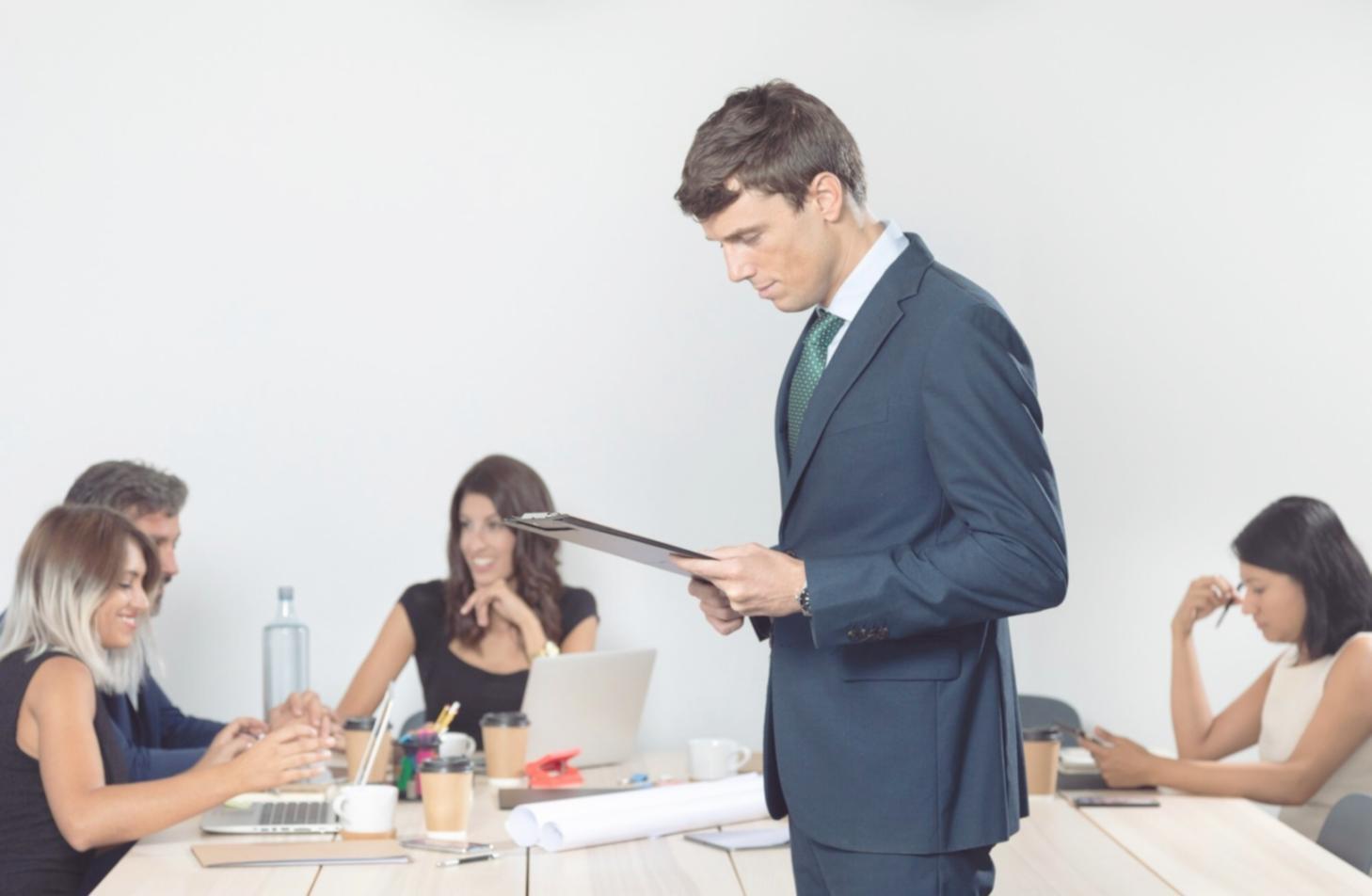 Teammeeting zur Besprechung von Finanzstrategien