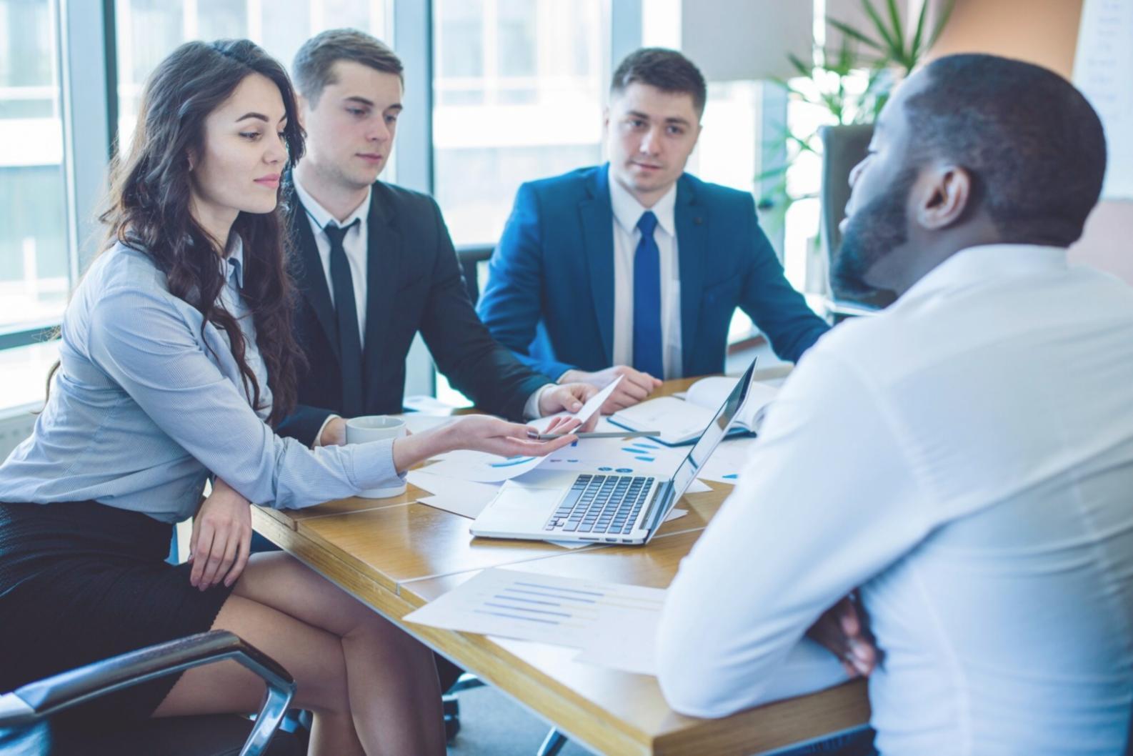 Moderne Büroumgebung mit Blick auf Finanzunterlagen